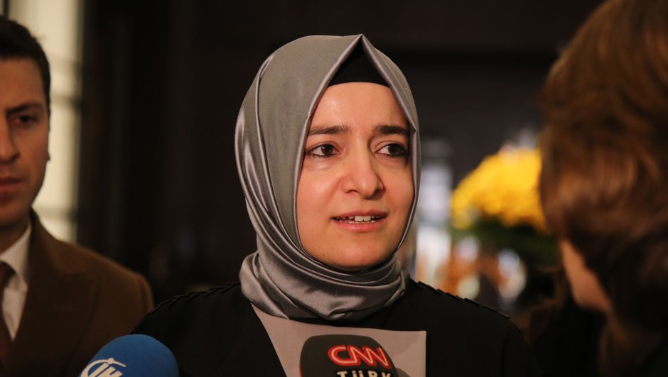 Bakan Kaya'dan uçakta fenalaşan yaşlı kadına müdahale
