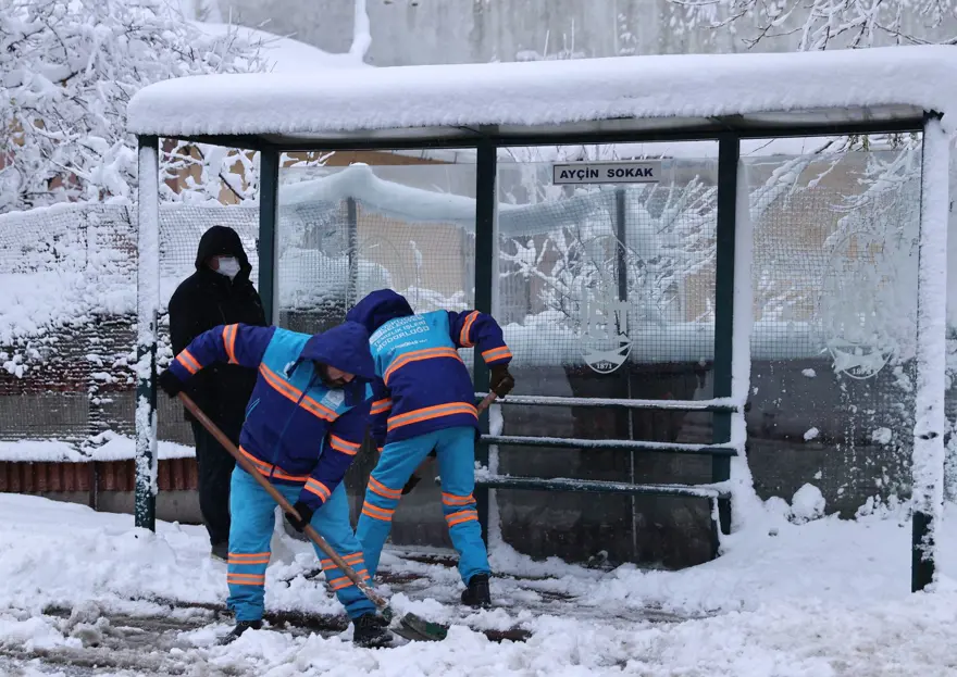 İstanbul'da kar yağışı devam ediyor (AKOM ilçe ilçe kar kalınlıklarını paylaştı) 3