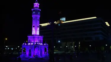 İzmir Saat Kulesi aydınlatıldı (Alzheimer'a dikkat)