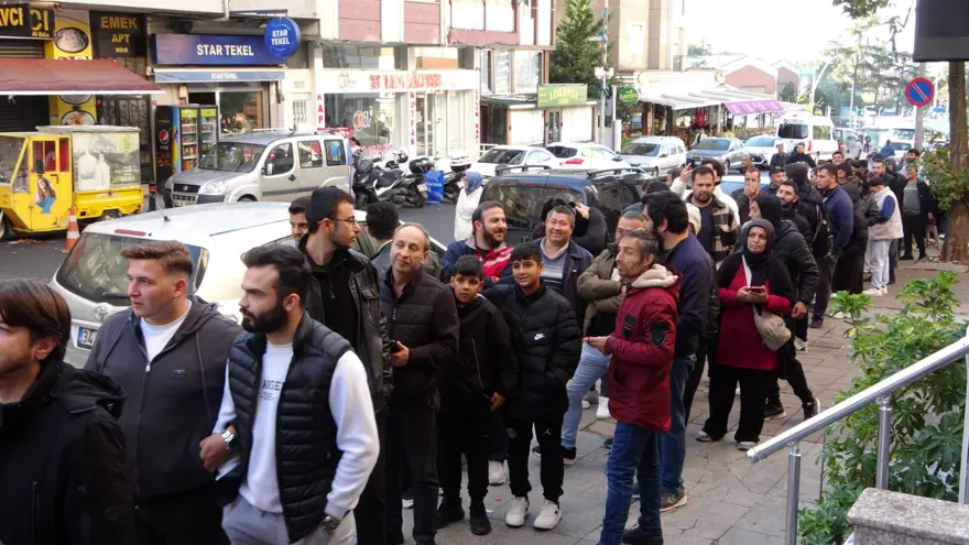 Metrelerce kuyruk oldu: 100 liraya alabilmek için saatlerce beklediler 2