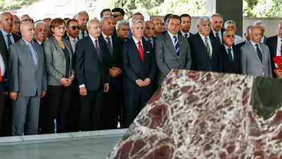 Kılıçdaroğlu'ndan Özal ve Menderes'in anıt mezarlarına ziyaret