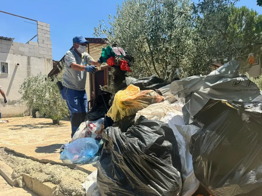 Muğla'da çevreye yayılan kötü koku ekipleri harekete geçirdi! Çöp evin içinden çıkanları gören şaşırdı 2