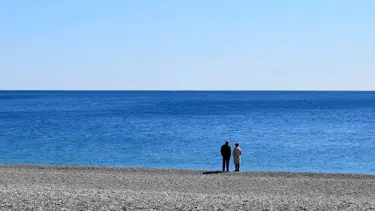 Soğuk hava Antalya'da da hissedildi: Sahiller boş kaldı