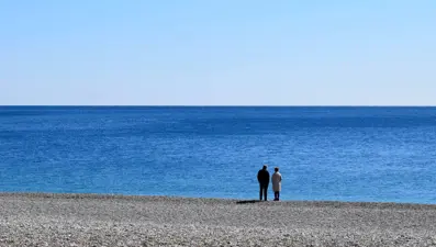Soğuk hava Antalya'da da hissedildi: Sahiller boş kaldı