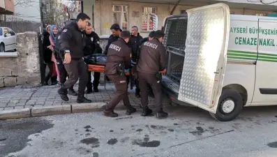 Genç kız annesini bıçaklayarak öldürdü