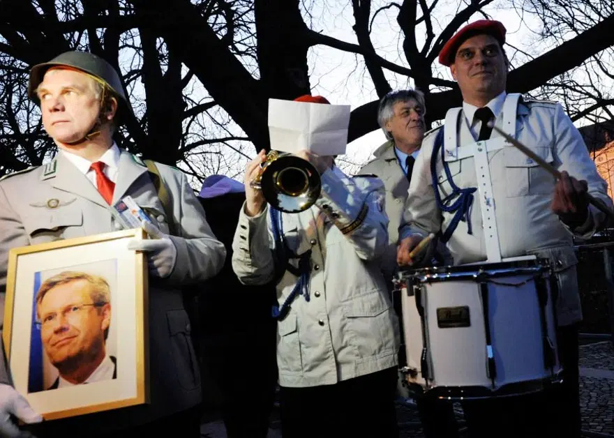 Wulff'a vuvuzelalı protesto Wulff'a vuvuzelalı protesto