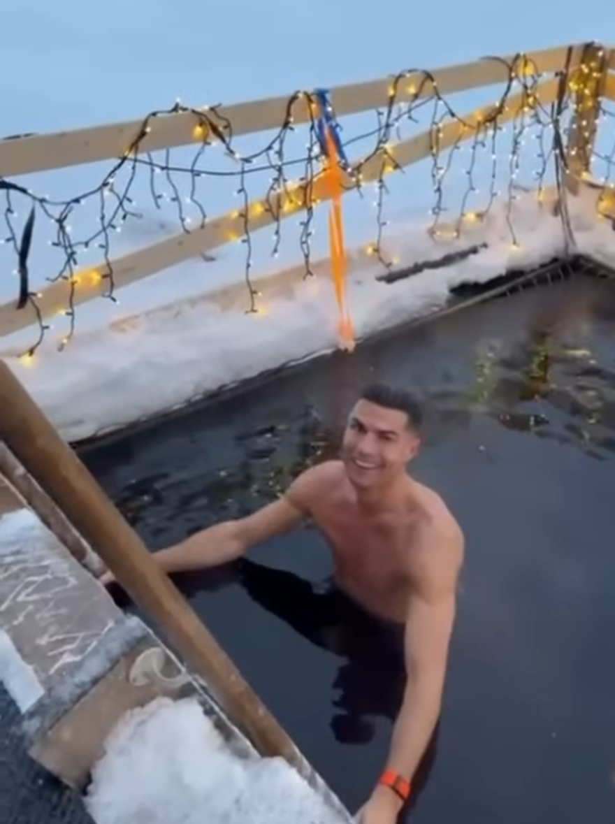 Cristiano Ronaldo'nun ailesiyle Noel keyfi: Eksi 20 derecede havuza daldı! 7 Cristiano Ronaldo'nun ailesiyle Noel keyfi: Eksi 20 derecede havuza daldı! 7