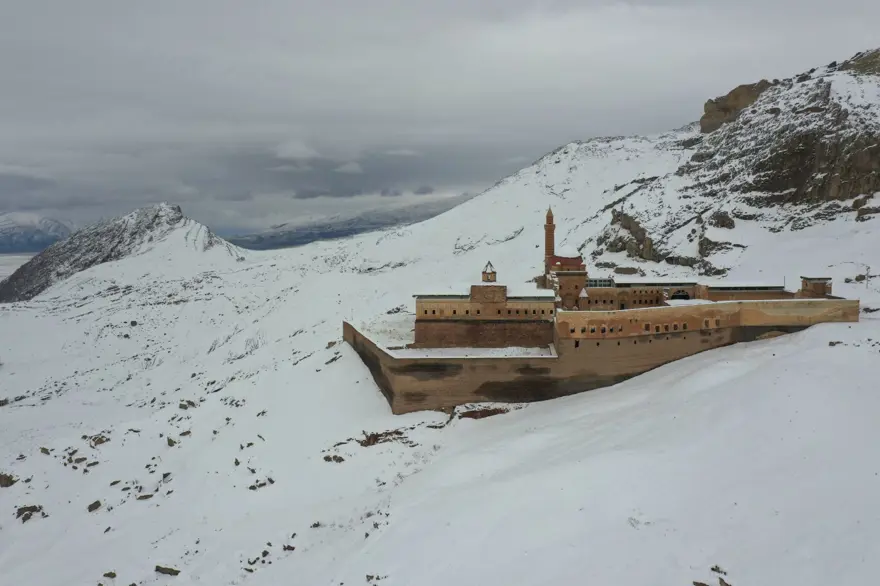 İshak Paşa Sarayı ilkbaharda karlı manzarasıyla ziyaretçilerini ağırlıyor 5 İshak Paşa Sarayı ilkbaharda karlı manzarasıyla ziyaretçilerini ağırlıyor 5