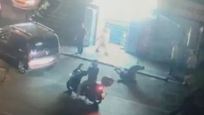 Sokak ortasında önce dayak sonra gasp