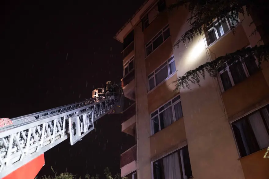 Kadıköy'de yangın paniği: 20 kişi dumandan etkilendi 2 Kadıköy'de yangın paniği: 20 kişi dumandan etkilendi 2