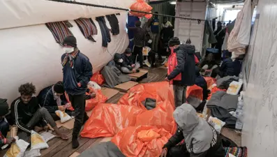 Fransa, haftalardır Akdeniz'de güvenli liman bekleyen gemiyi kabul edecek