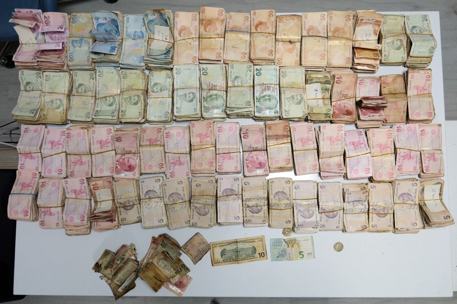 Dilencinin üzerinden 164 bin lira çıktı! 6 zabıta ancak sayabildi