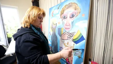 Öğretmeni yeteneğini keşfetmişti: 53 yaşındaki kadın 7 ülkede sergi açtı