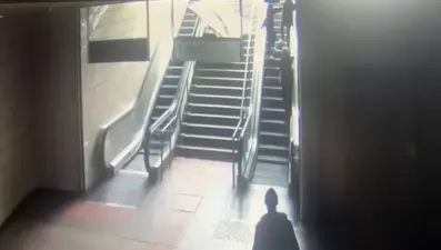 Maltepe metro istasyonunda reklam panosunu kadının üzerine düştü