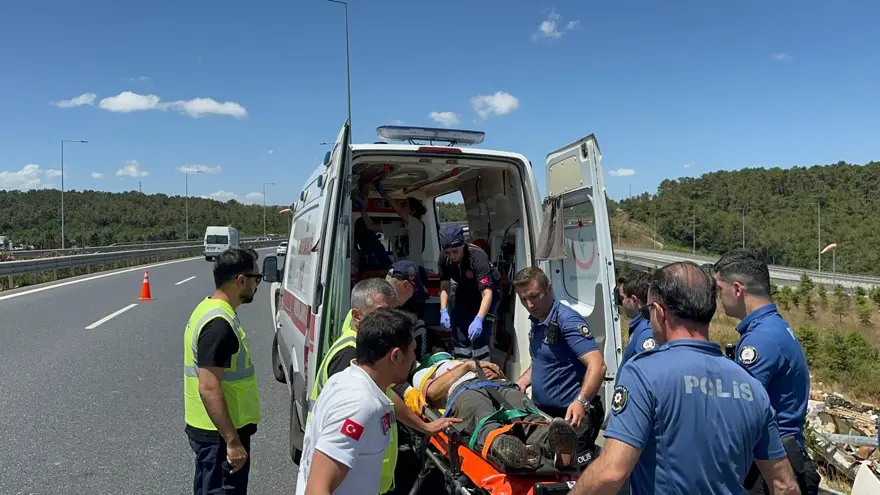 Kuzey Marmara Otoyolu’nda kamyon şarampoledevrildi: 2 yaralı 6