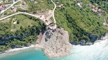 Kastamonu'da heyelan: Yoldan kopan kütle, denizle birleşti