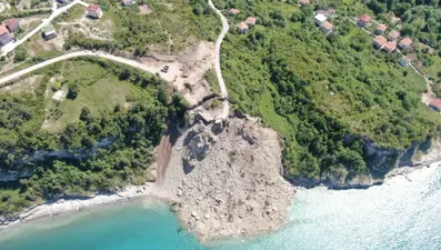 Kastamonu'da heyelan: Yoldan kopan kütle, denizle birleşti