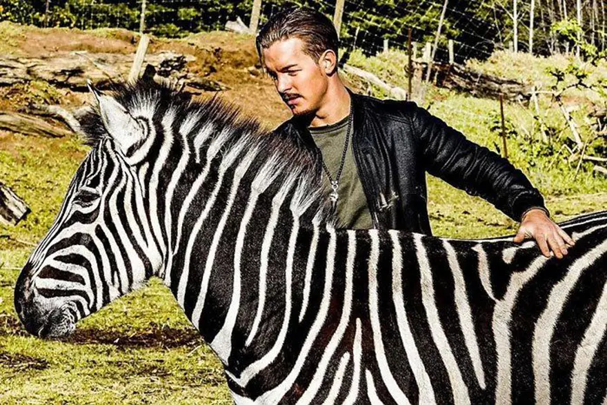 İşinden ayrılıp sahip olduğu her şeyi sattı ve vahşi hayvanlara yardım etmek için Afrika'ya yerleşti 3