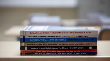 Okullarda uyum eğitimine katılacak öğrenciler için ücretsiz kitap dağıtıldı