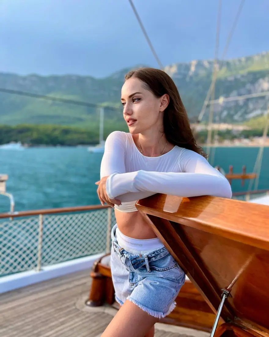 Fahriye Evcen'den çok konuşulan tekne pozları 14