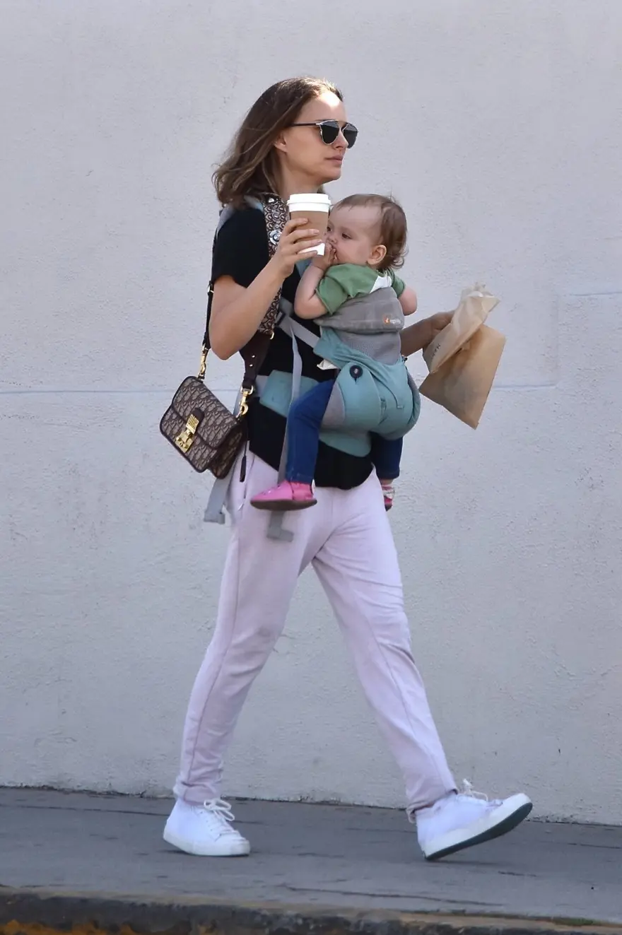 Natalie Portman kızıyla yürüyüşte 1 Natalie Portman kızıyla yürüyüşte 1