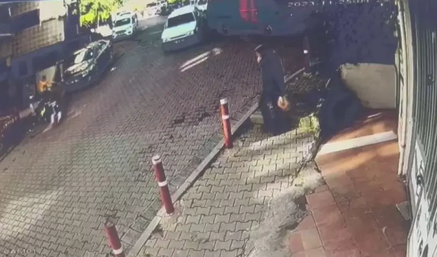 İstanbul'da feci kaza: Scooter kullanan küçük çocuk otomobilin altında kaldı 1