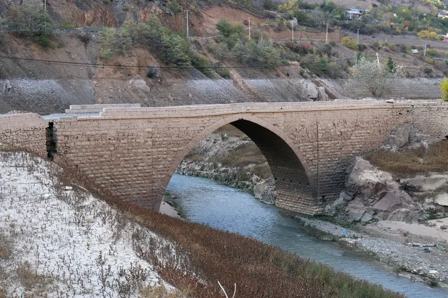 Torul Barajı'nda su seviyesi 40 metre çekildi 4 Torul Barajı'nda su seviyesi 40 metre çekildi 4