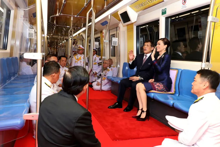 Tayland Kralı Maha Vajiralongkorn metro açılışında kırmızı halı serdirdi 3