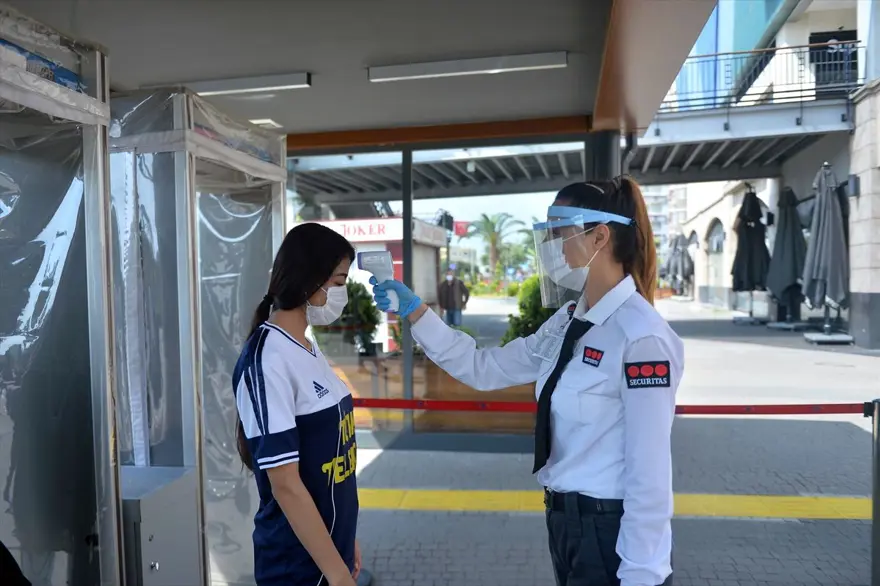 AVM'ler kapılarını açtı: Metrelerce kuyruk oluştu 12