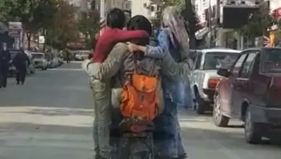 Elektrikli bisiklete 5 kişi binen aile kamerada