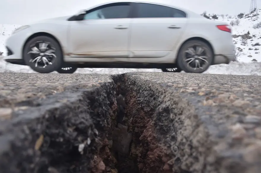 Deprem felaketinin ardından yollar yarıldı, dağlardan kaya parçaları koptu 