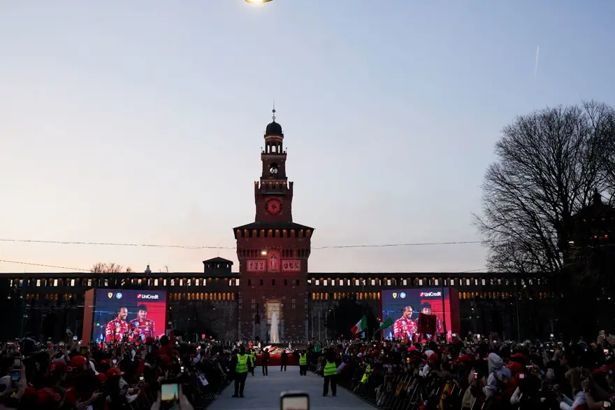 Formula 1 yeni sezon için geri sayım: Lewis Hamilton ve Charles Leclerc'tan 35 bin kişi önünde gösteri 5
