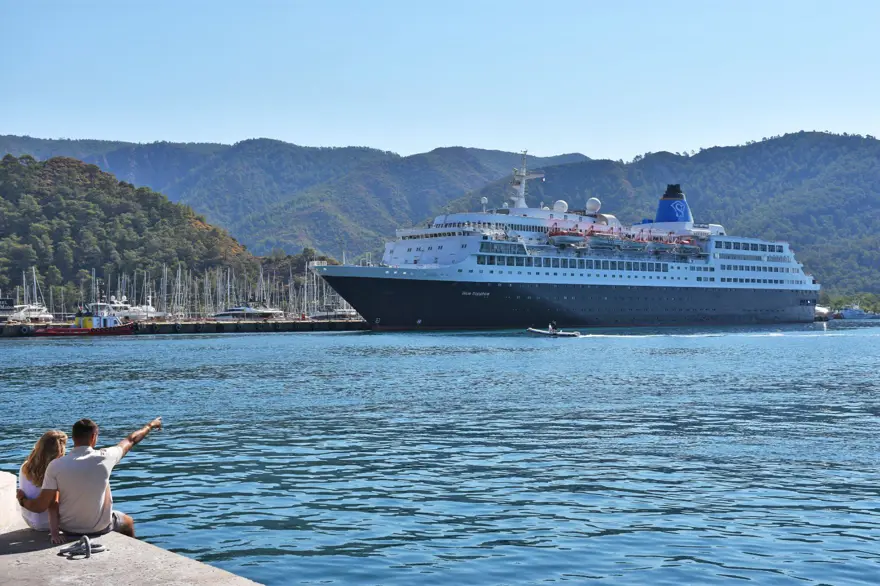 21 ay sonra sezonun ilk kruvaziyer gemisi: 'Blue Sapphire' Marmaris'te 