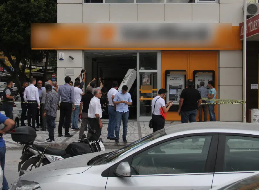 Otomobil bankaya girdi 5 Otomobil bankaya girdi 5