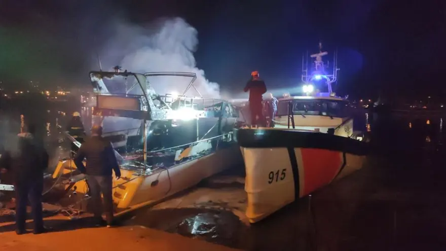 Balıkçı barınağındayangın paniği: Yat alevlere teslim oldu 4