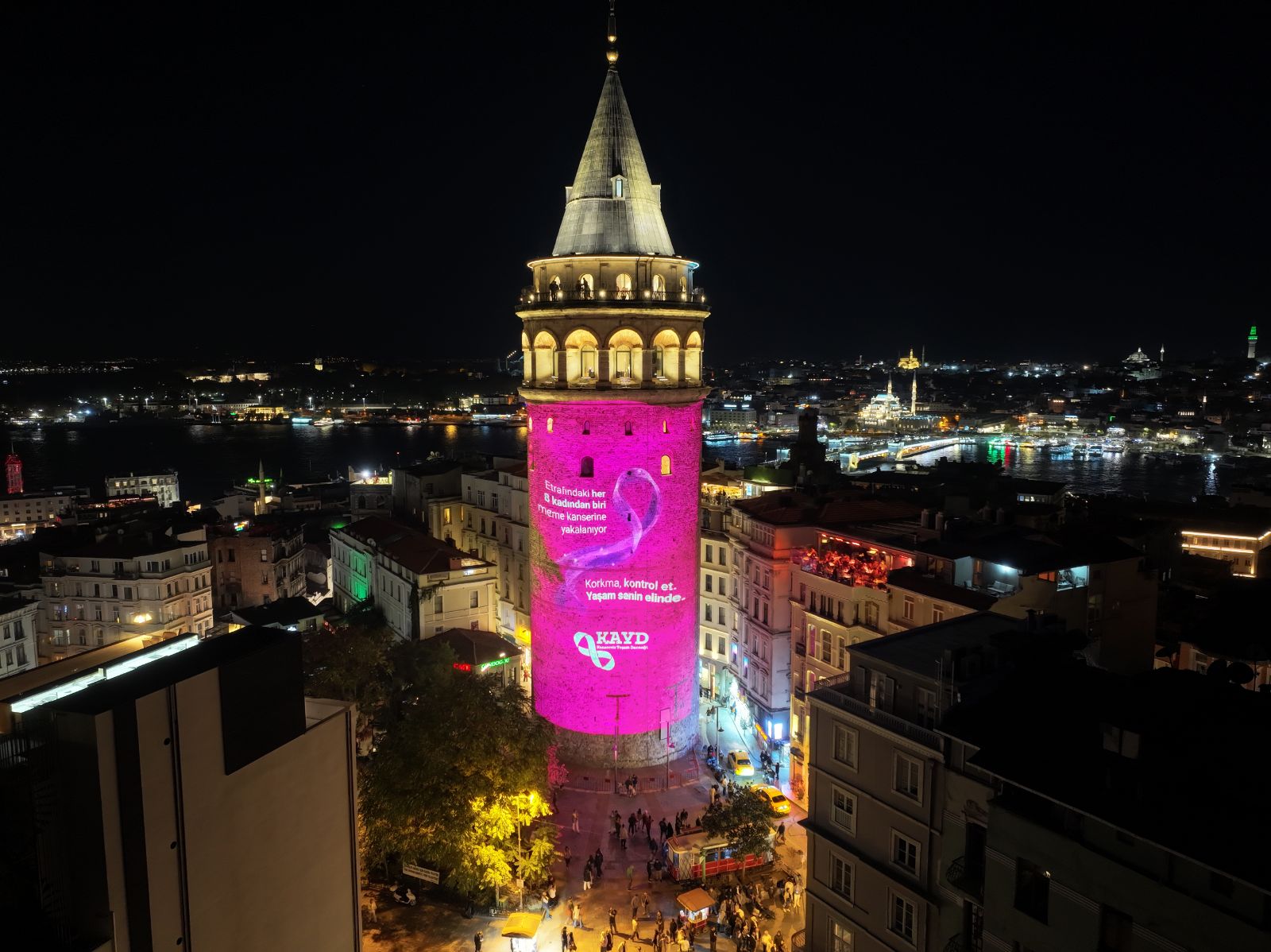 Galata Kulesi pembe renkle aydınlatıldı