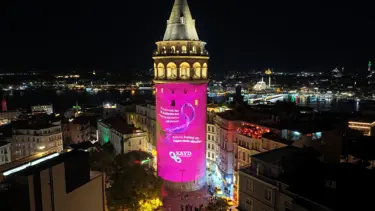 Galata Kulesi pembe renkle aydınlatıldı