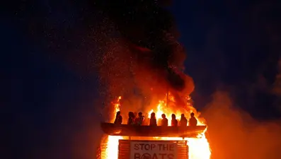 Kuzey İrlanda’da tepki çeken “şenlik ateşi”: Mülteci botundaki temsili kuklalar yakıldı
