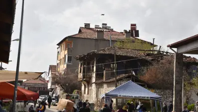 Corona virüsün ardından semt pazarında drone ile ateş ölçümleri devam ediyor