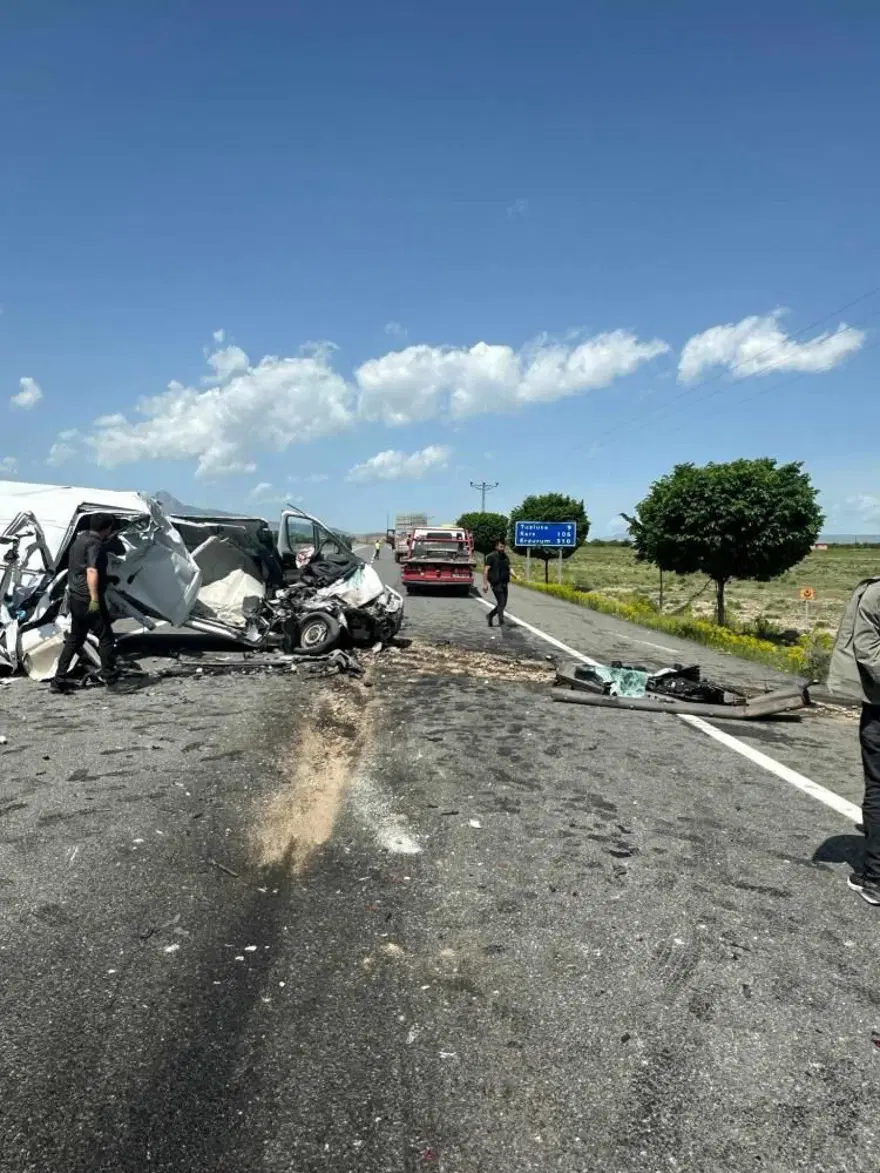 TIR'a çarptı, hurda yığınına döndü: Sürücü ağır yaralı 1 TIR'a çarptı, hurda yığınına döndü: Sürücü ağır yaralı 1