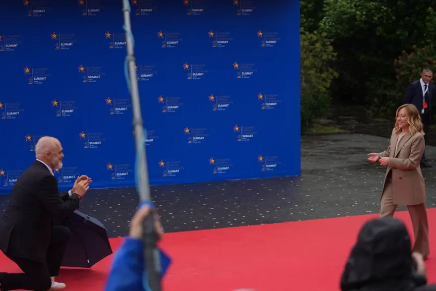 MELONİ'Yİ DE DİZ ÇÖKEREK KARŞILADI 6