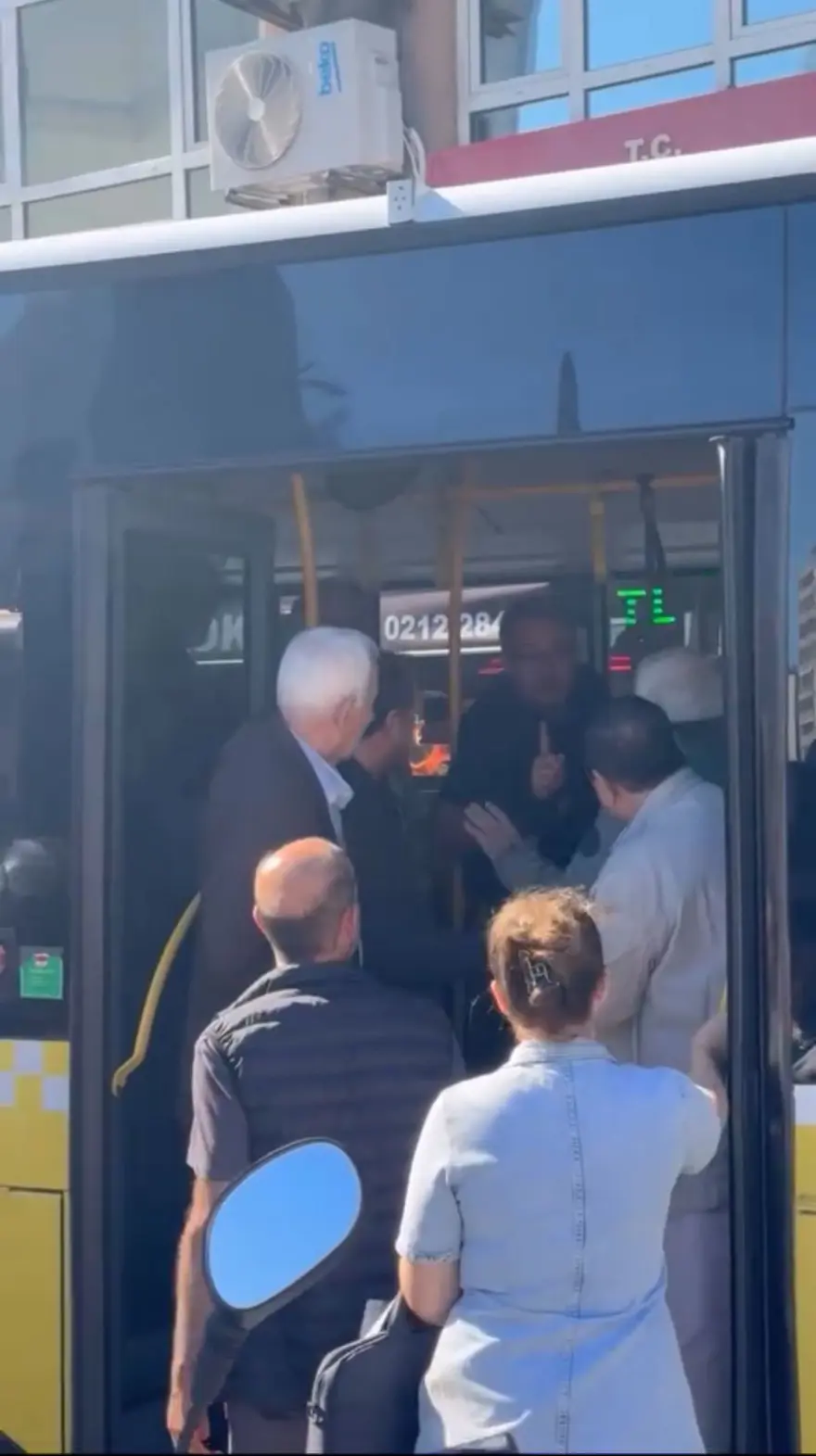 KAĞITHANE'DE "AYAĞIMA BASTIN" KAVGASI 4