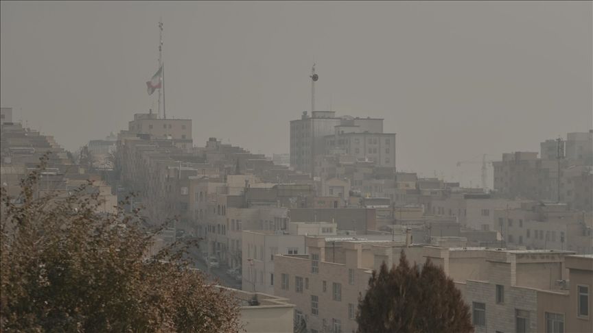 İran'da hava kirliliği nedeniyle birçok kentte eğitime ara verildi