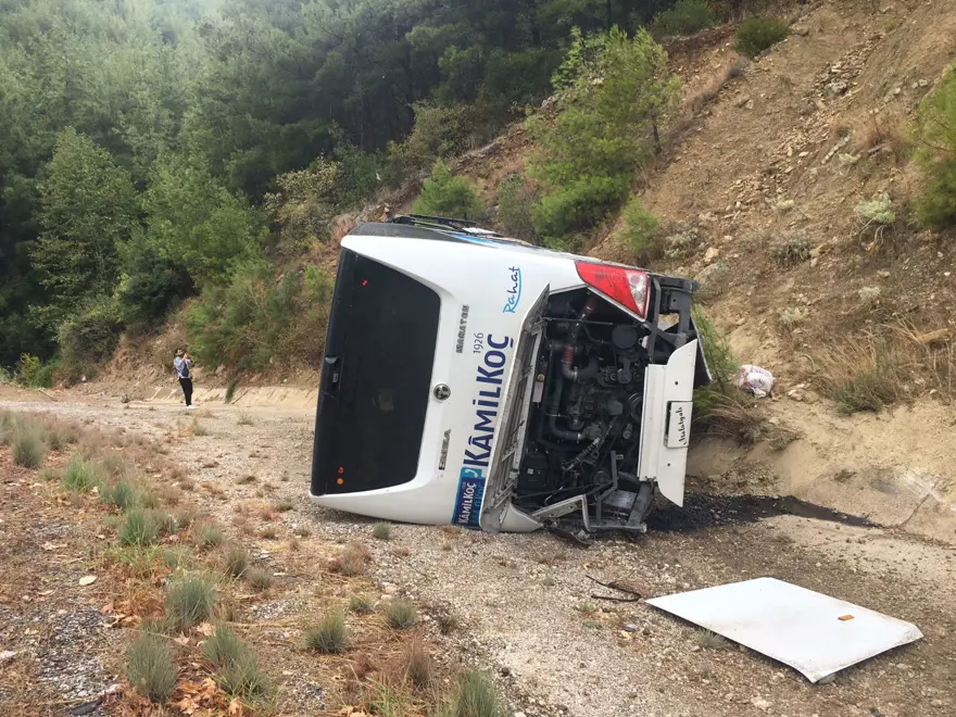 Burdur'da yolcu otobüsü TIR'a çarptı: 8 yaralı 2