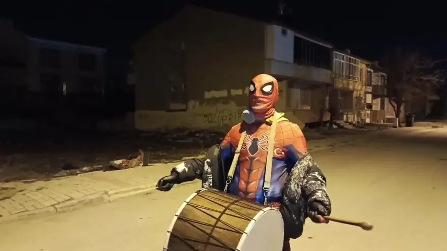 Erzincan sokaklarında sahur: "Örümcek adamlar" davul zurna çalıp, maniler söyledi 