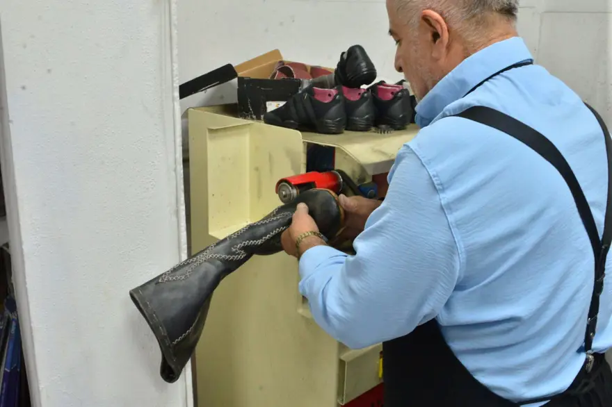 Babasının Kore Savaşı’nda askerlerden öğrendiği mesleği sürdürüyor Babasının Kore Savaşı’nda askerlerden öğrendiği mesleği sürdürüyor