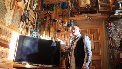 En eski parça 300 yıllık düdüklü tencere: Evinde bin parça eşya sergiliyor