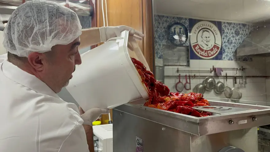 Balkanların geleneksel lezzetini Bursa'ya getirdi: 6 saat kaynatılarak hazırlanıyor 3