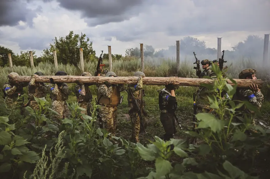 Ukraynalı kadınlar cephede görev almak için hazırlık yapıyor 32 Ukraynalı kadınlar cephede görev almak için hazırlık yapıyor 32