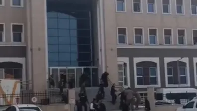 Şanlıurfa'da adliye önünde husumetli aileler arasında kavga: 16 yaralı, 15 gözaltı
